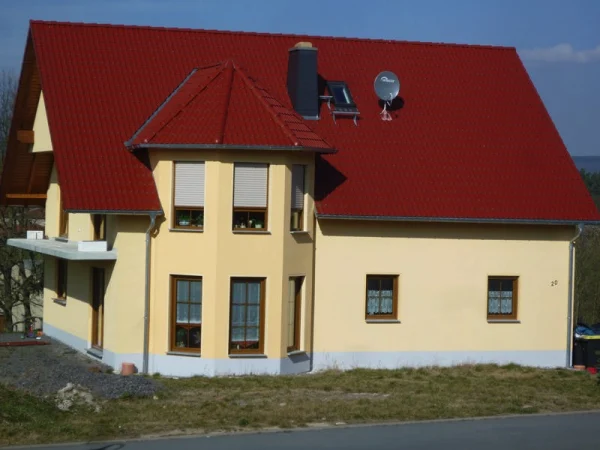 Dacheindeckung eines Einfamilienhauses mit Betondachsteinen in Rausdorf.