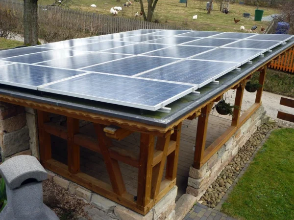 Montage einer 5,4 kW Photovoltaikanlage auf ein neu errichtetes Carport, gebaut auf Sandstein in Tissa.