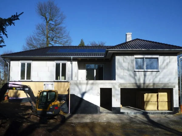 Dacheindeckung eines Einfamilienhauses mit engobierten Tondachziegeln, integriert ein Thermokollektor für die direkte Dachintegration.
